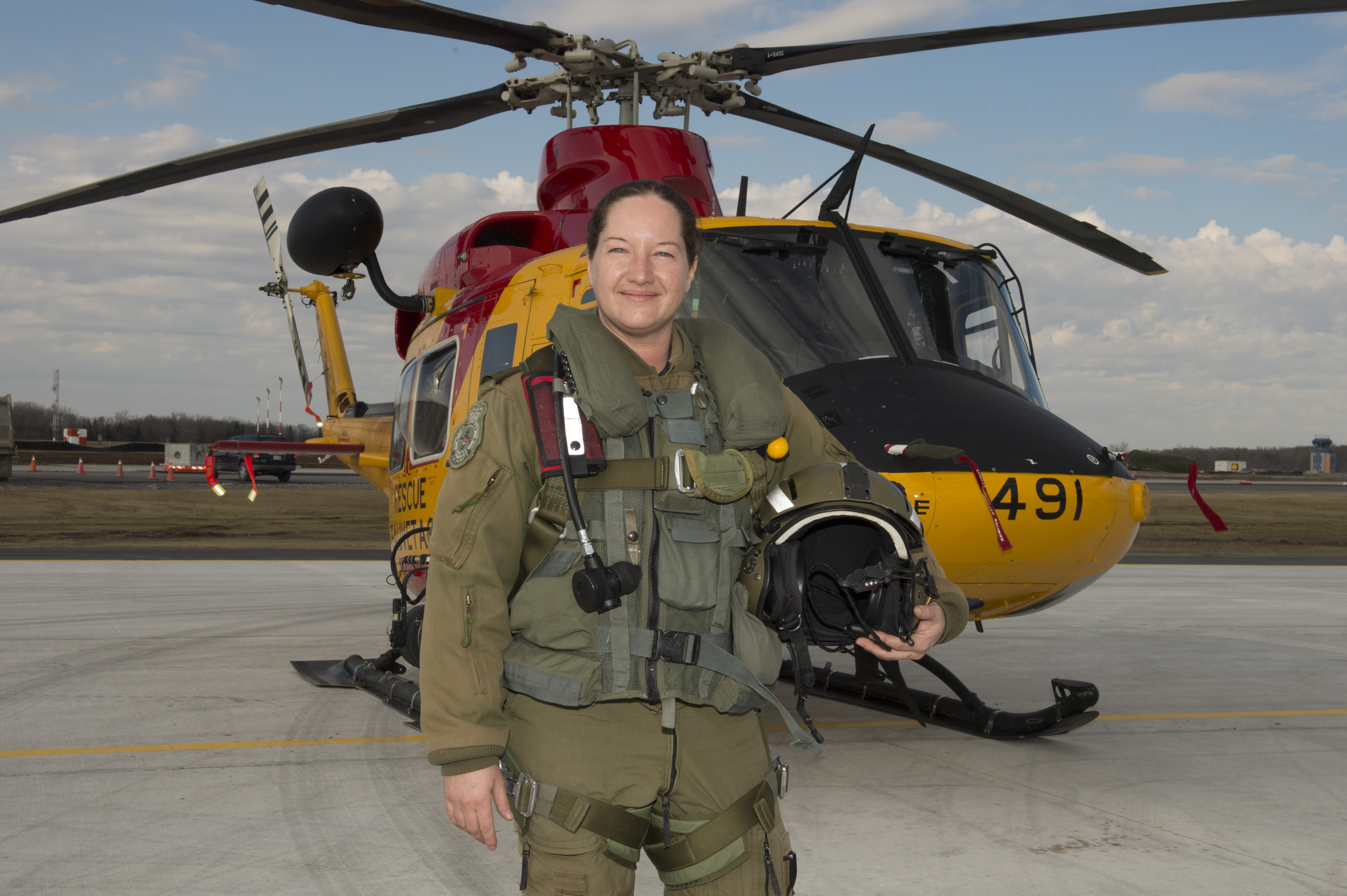 Master Corporal Jessie Bush, a flight engineer with 426 Squadron, returns from hoist training during a search and rescue exercise on February 28, 2018, in Hamilton, Ontario. PHOTO: Ordinary Seaman Paul Green