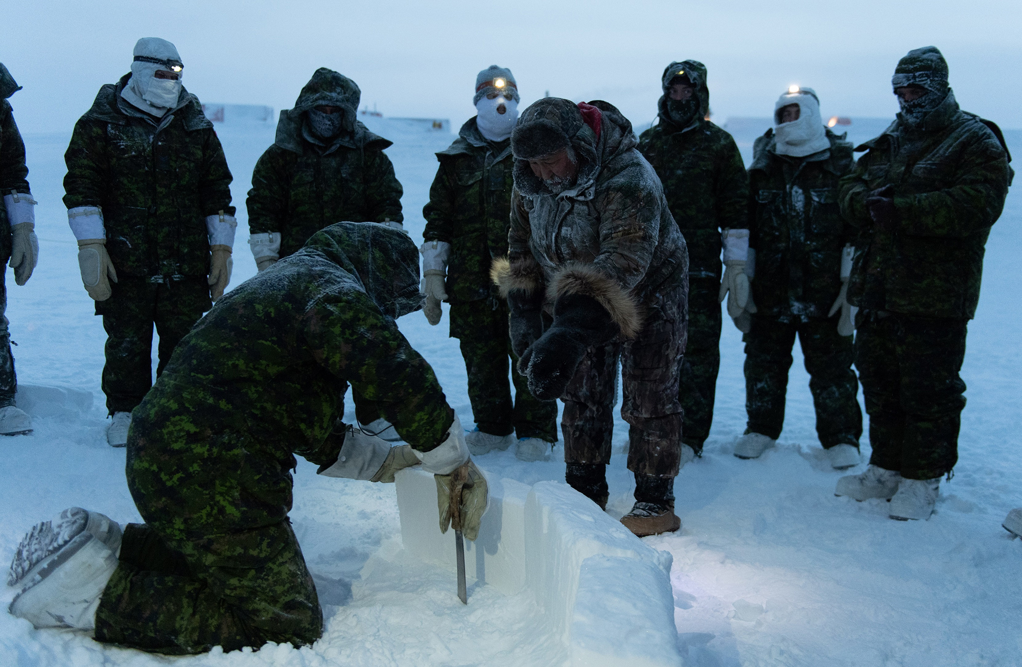 Corporal Solomon Awa, a Ranger with 1 Canadian Ranger Patrol Group, from Iqaluit, instructs igloo building, during the Air Ops Survival – Arctic Aircrew Course held in Resolute Bay, Nunavut, from January 21 to February 1, 2020. PHOTO: Corporal Brian Lindgren