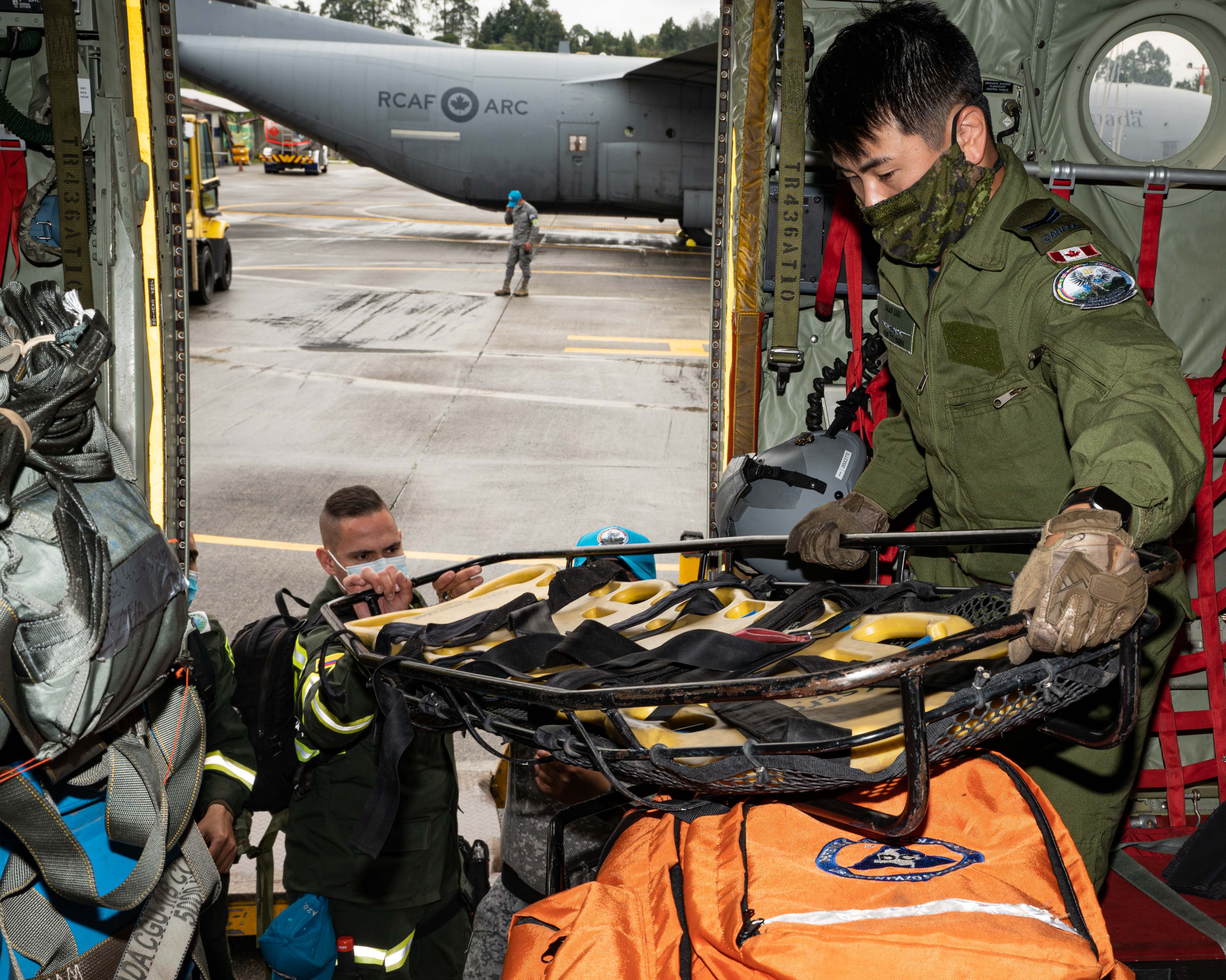 Caporal Alex Luu fait l’embarcation de matériel de sauvetage à l’intérieur d’un CC-130 Hercule à la base aérienne colombienne Arturo Lema Posada en Colombie durant l’exercice COOPERACION VII le 31 aout 2021. PHOTO: Caporal Dominic Duchesne-Beaulieu
