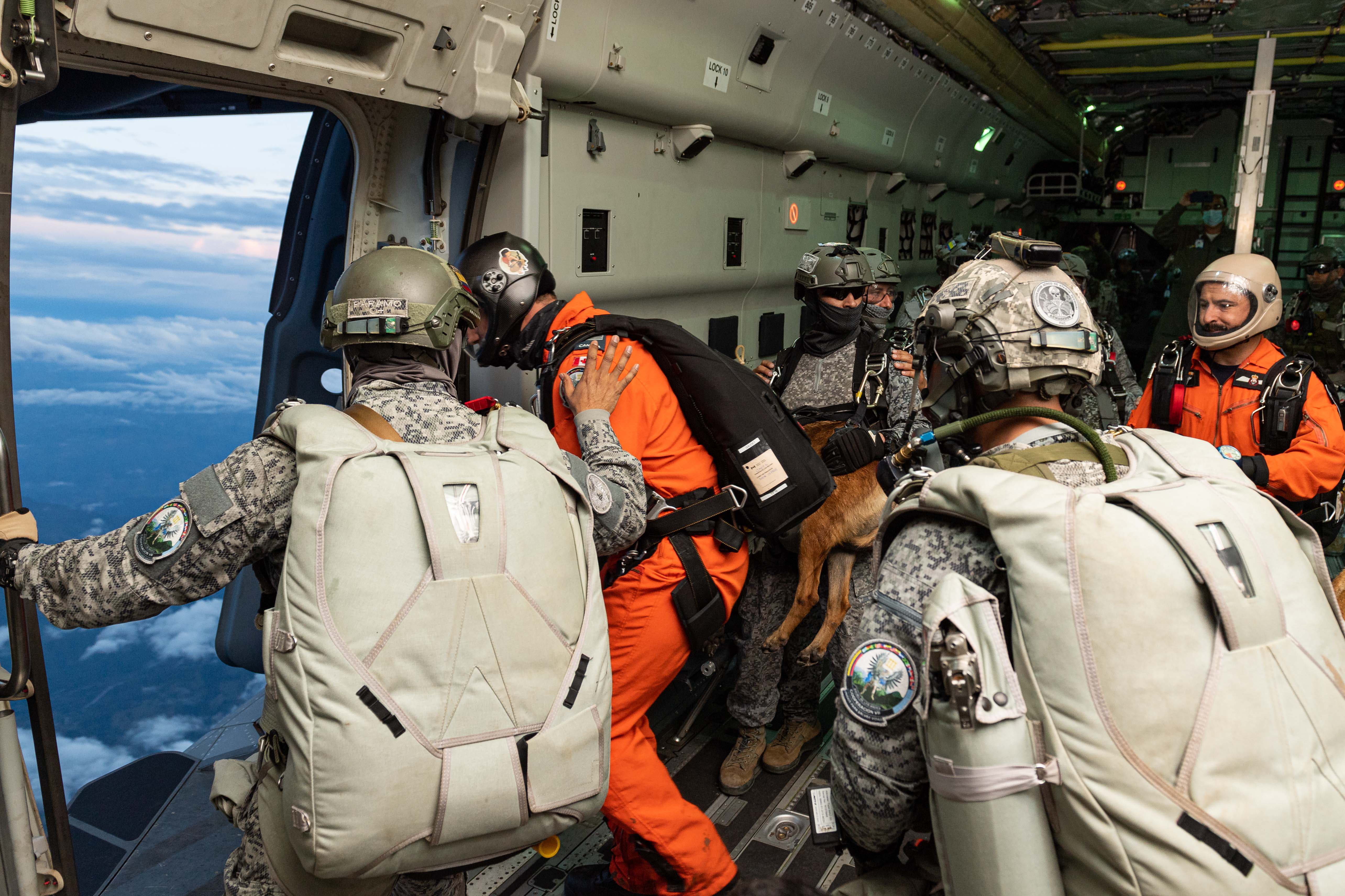 Les membres des équipes de recherche et sauvetage de l’Aviation royale canadienne et de la Force aérienne colombienne font un saut en chute libre au-dessus de la base aérienne colombienne de Palanquero lors de l’exercice COOPERACION VII en Colombie le 31 aout 2021. PHOTO : Caporal Dominic Duchesne-Beaulieu