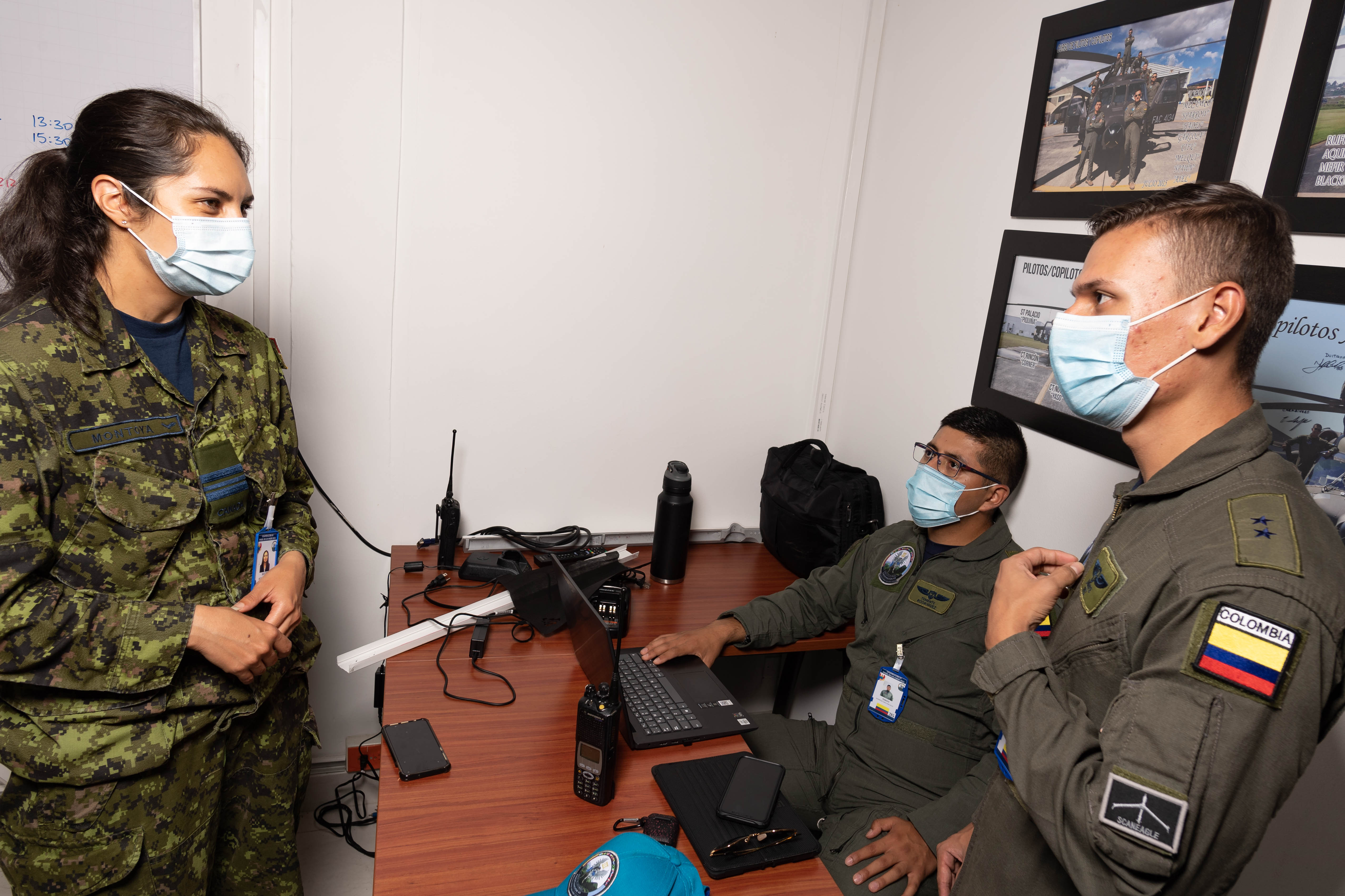 Major Montoya de l’Aviation royale canadienne discute avec l’équipe colombienne de programmation de logiciel de l’exercice COOPERACION VII le 3 septembre 2021 à la base aérienne colombienne Arturo Lema Posada. PHOTO : Caporal Dominic Duchesne-Beaulieu