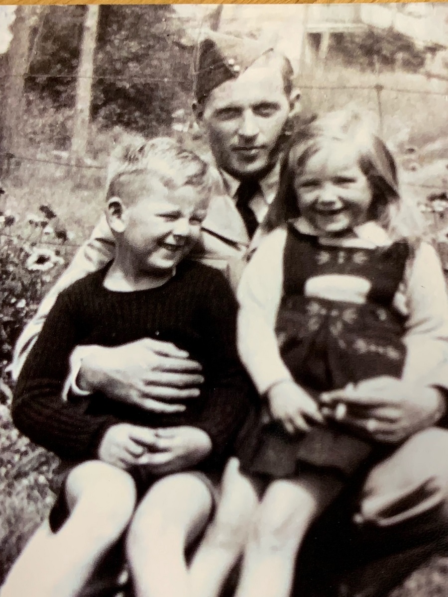 Grand-père maternel de mon mari, Philip Roche, qui s’est enrôlé pendant la Seconde Guerre mondiale.
