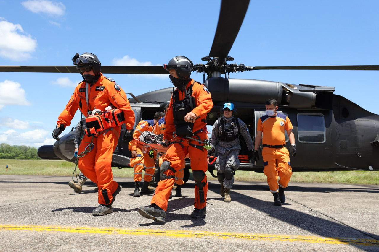 Les membres des équipes de recherche et sauvetage de l’Aviation royale canadienne et de la Force aérienne colombienne font la simulation d’évacuation de blessée à la base aérienne de Palaquero en Colombie durant l’exercice COOPERACION VII le 3 septembre 2021. PHOTO: Fuerza Aérea Colombiana 