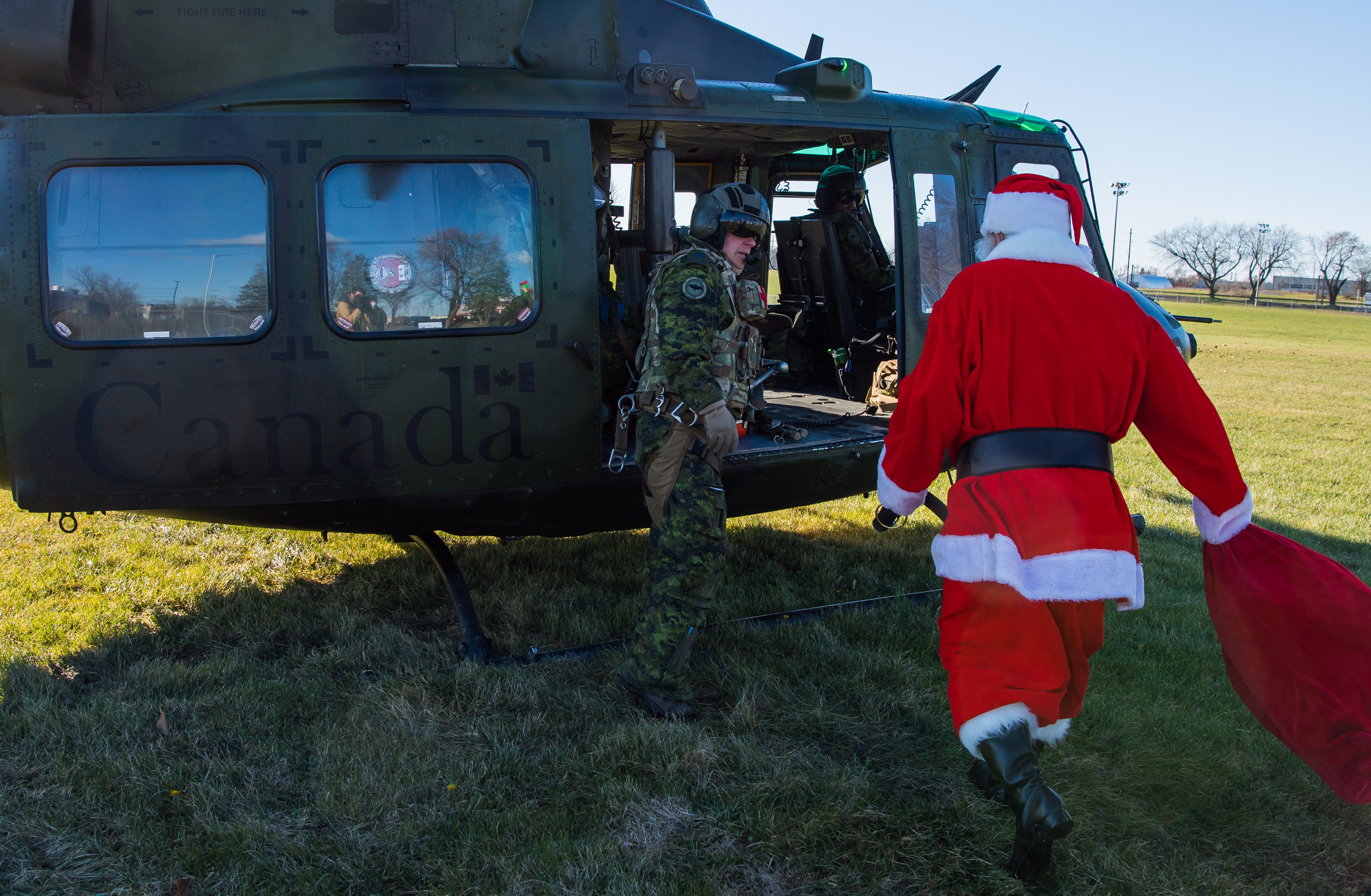 Santa with the help of a One Wing Air Lift and some elves volunteering from Canadian Forces Base Kingston delivers some presents to the children at Kingston General Hospital. Canadian Forces Base Kingston, Ontario. 03 December, 2021.